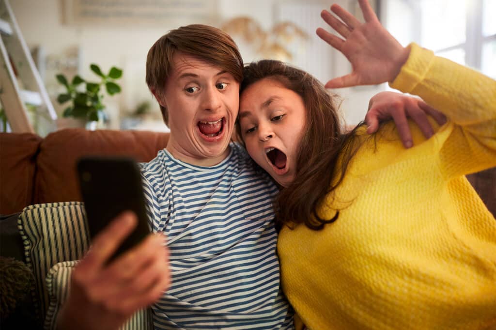 Zwei Personen machen ein Selfie
